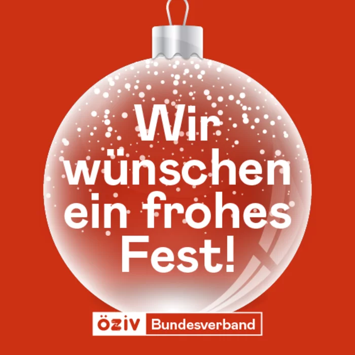 roter Hintergrund mit einer Weihnachtskugel. Darin steht in weißer Schrift "Wir wünschen ein frohes Fest"